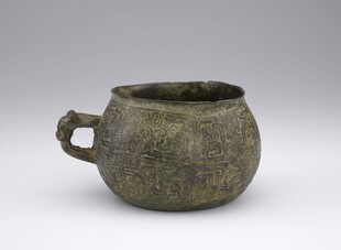 单柄青铜古容器