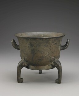 青铜双耳三足鼎