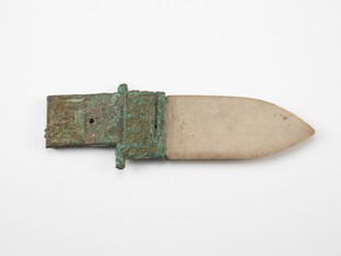 青铜刀具带绿锈古物