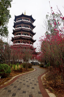 古雅宝塔映于繁花小径