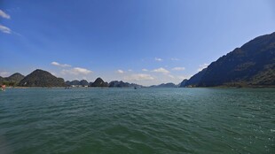 青山绿水间的宁静湖景