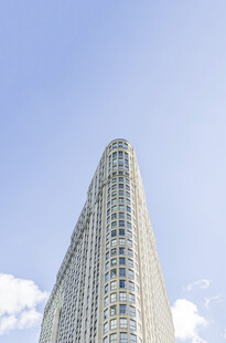 高耸入云的现代化摩天大楼