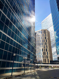 现代都市玻璃幕墙建筑群