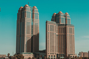 现代双子摩天大楼景观