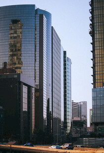 都市高楼林立的街景