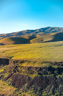 广袤草原与起伏山丘景观