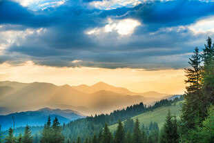山间夕照美景