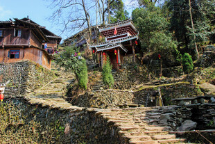 山间古朴民居与石阶小道