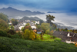 山间村落晨景