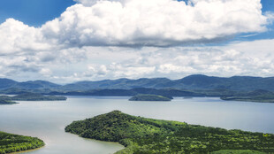湖光山色中的岛屿风光