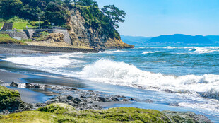 海岸边海浪拍打礁石美景