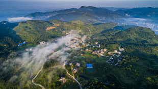 山间云雾缭绕的村落美景