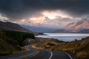 蜿蜒公路旁的壮丽山水景