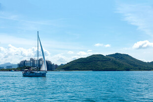 海上帆船与远山美景