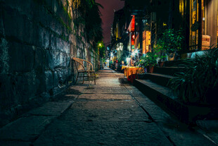 夜晚小巷的静谧街景