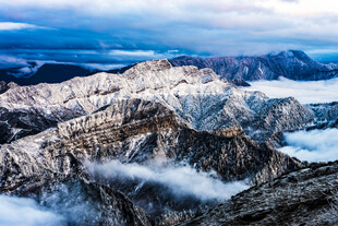 壮丽巍峨的高山云海景观