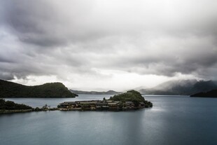 云雾笼罩下的静谧海岛