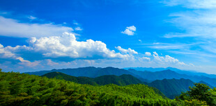 青山蓝天美景
