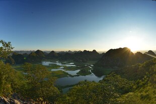 山间河畔日出美景