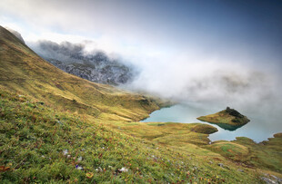 山间湖泊美景