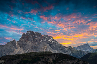 壮丽山峦映绚丽晚霞