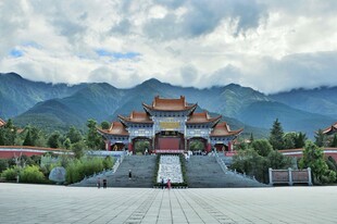 中式古建筑前的壮丽山景