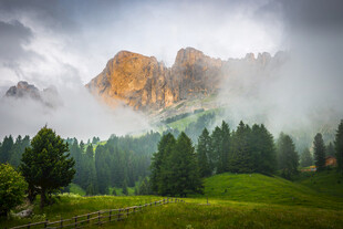 云雾缭绕中的山间美景