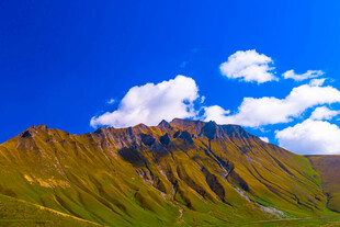 壮丽高山蓝天白云美景