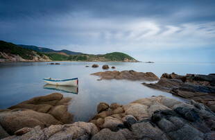 海边岩石与停泊小船美景