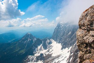 巍峨雪山与壮阔蓝天美景