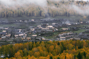 秋日山林环绕的静谧村落