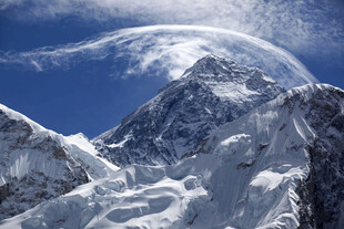巍峨雪山壮丽景致