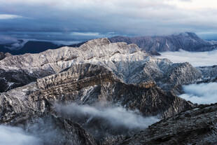 巍峨雪山云海壮丽景观