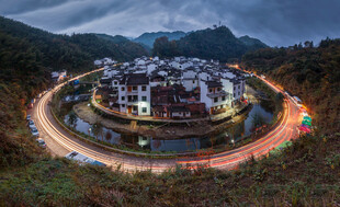 山间环形村落夜景风光