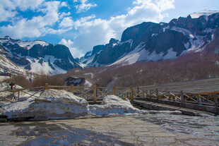 壮丽雪山山谷风景图