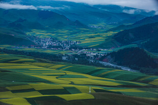 山间梯田村落美丽景象