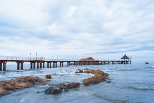 海边栈桥风景