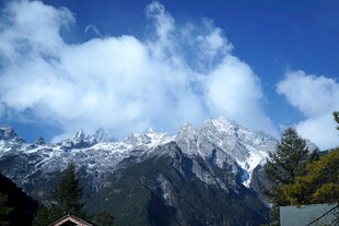 蓝天白云下的玉龙雪山