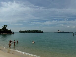 海滩上人们享受惬意时光