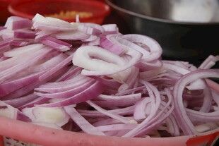 切好的紫洋葱丝