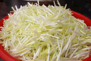 红色盘中鲜嫩的丝状蔬菜