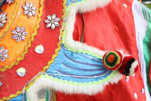 精美节日服饰细节特写