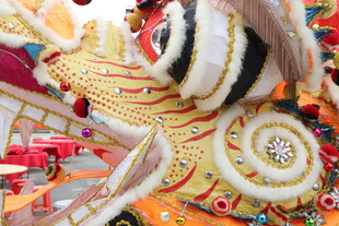 传统舞狮头装饰细节展示