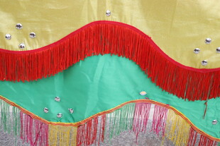 多彩流苏装饰的精美织物