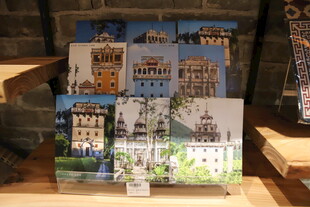 展示架上的多样宣传海报