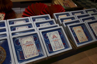 精美蓝白卡片整齐陈列