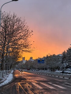 冬日黄昏下的雪后城市街道