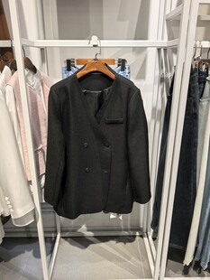 黑色西装挂于衣架展示