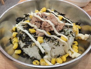 美味营养的蔬菜玉米拌饭