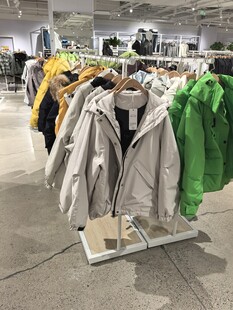 时尚服装陈列于店铺中
